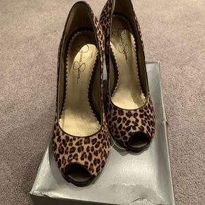 Leopard print pumps